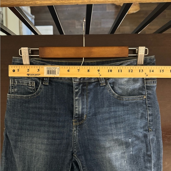 Midrise Q2 distressed ankle distressed jeans size Medium - Picture 7 of 9